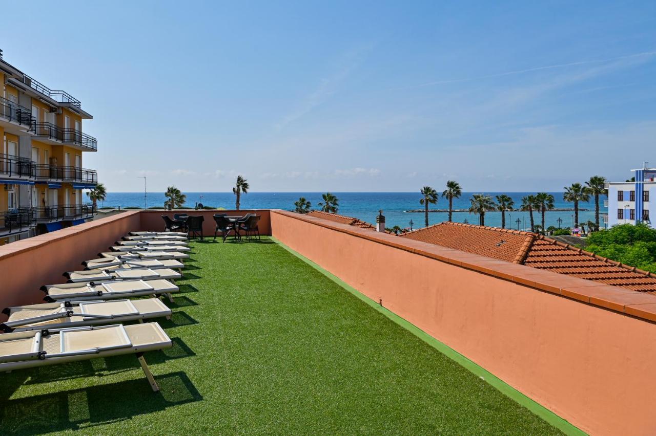 Hotel Delle Rose San Bartolomeo Al Mare Buitenkant foto