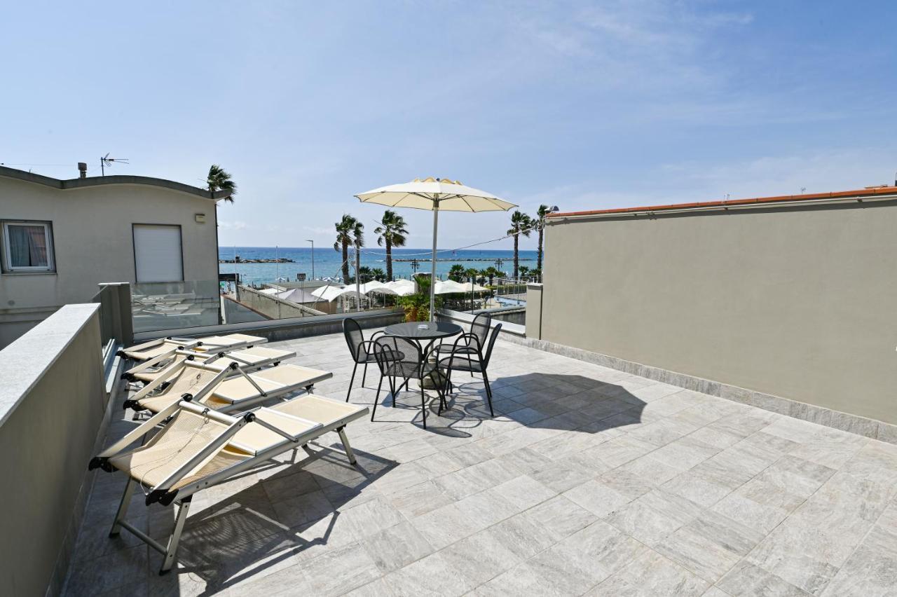 Hotel Delle Rose San Bartolomeo Al Mare Buitenkant foto