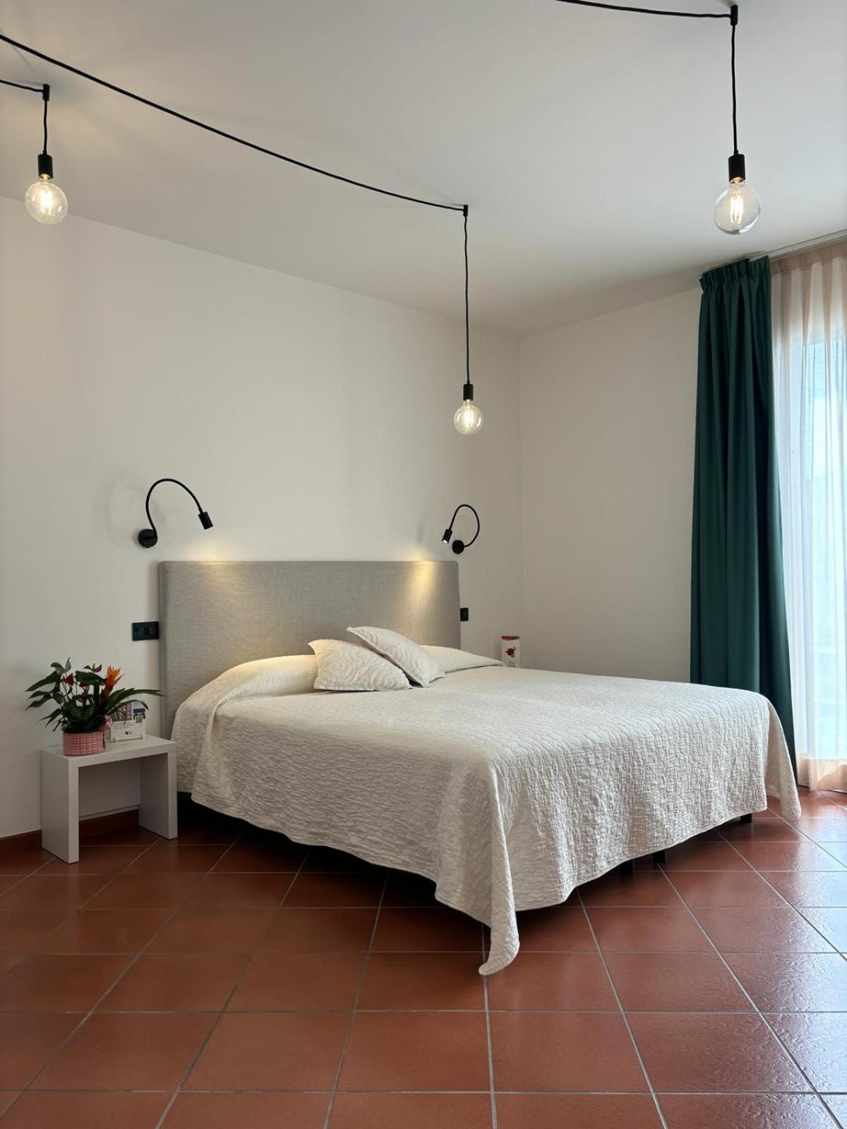 Hotel Delle Rose San Bartolomeo Al Mare Buitenkant foto