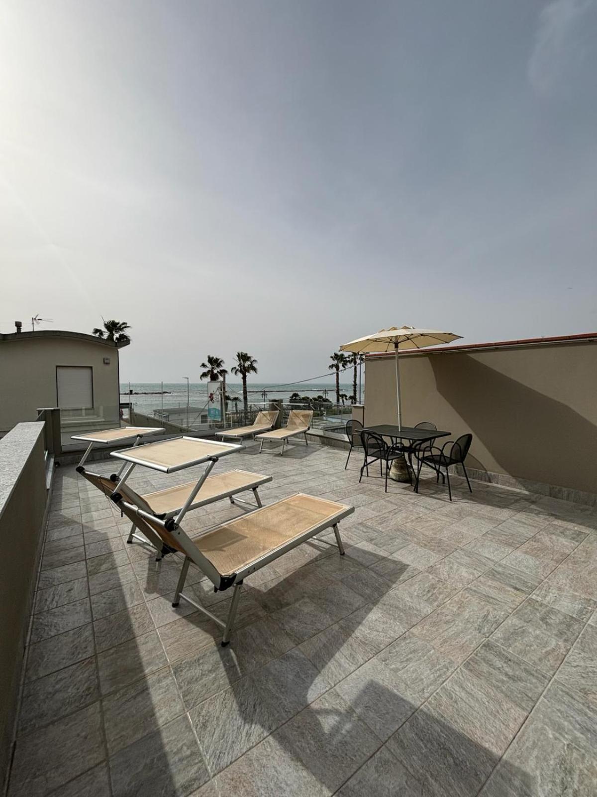 Hotel Delle Rose San Bartolomeo Al Mare Buitenkant foto