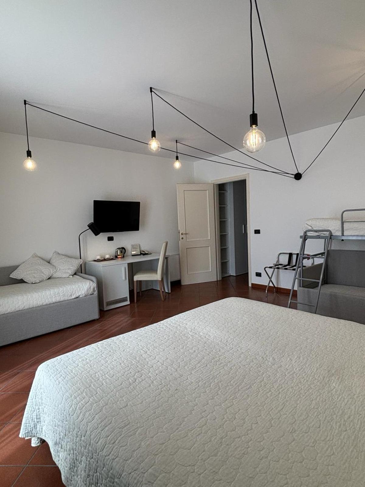 Hotel Delle Rose San Bartolomeo Al Mare Buitenkant foto