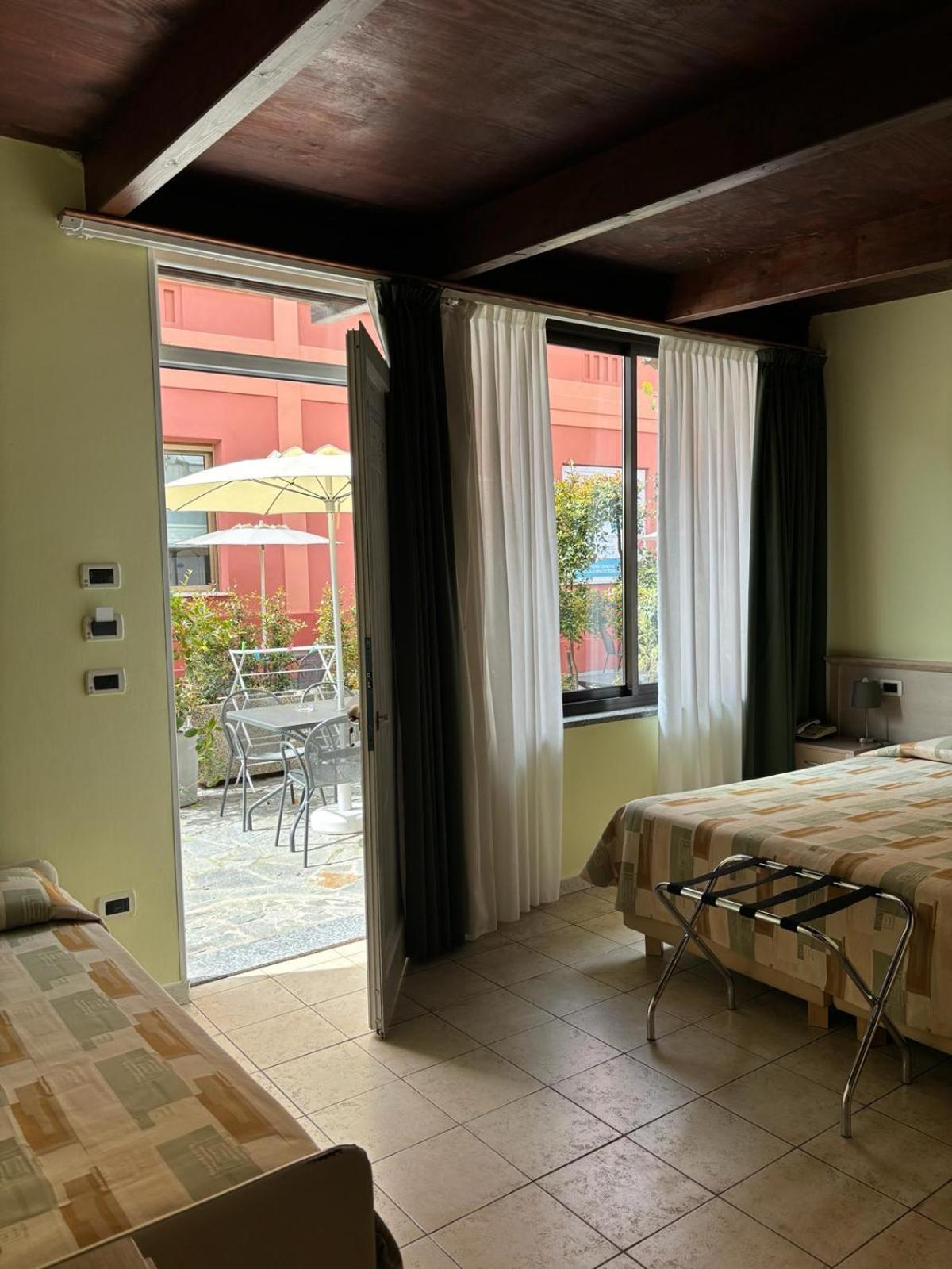 Hotel Delle Rose San Bartolomeo Al Mare Buitenkant foto