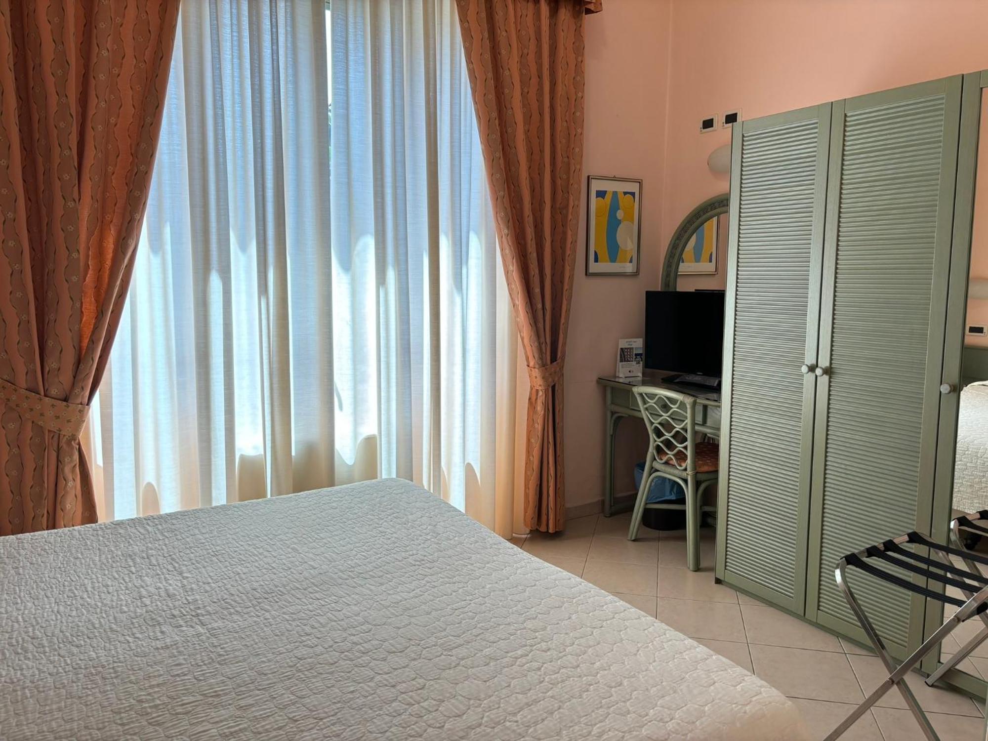 Hotel Delle Rose San Bartolomeo Al Mare Buitenkant foto