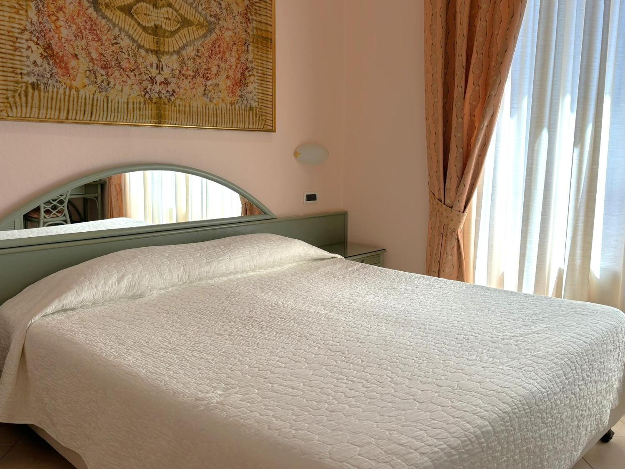 Hotel Delle Rose San Bartolomeo Al Mare Buitenkant foto