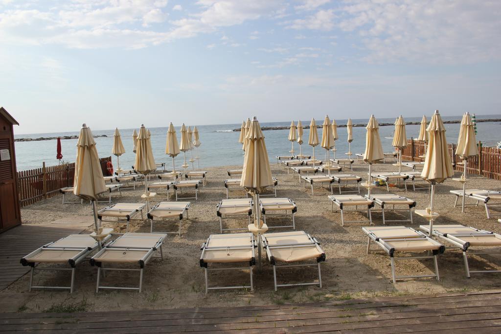 Hotel Delle Rose San Bartolomeo Al Mare Buitenkant foto