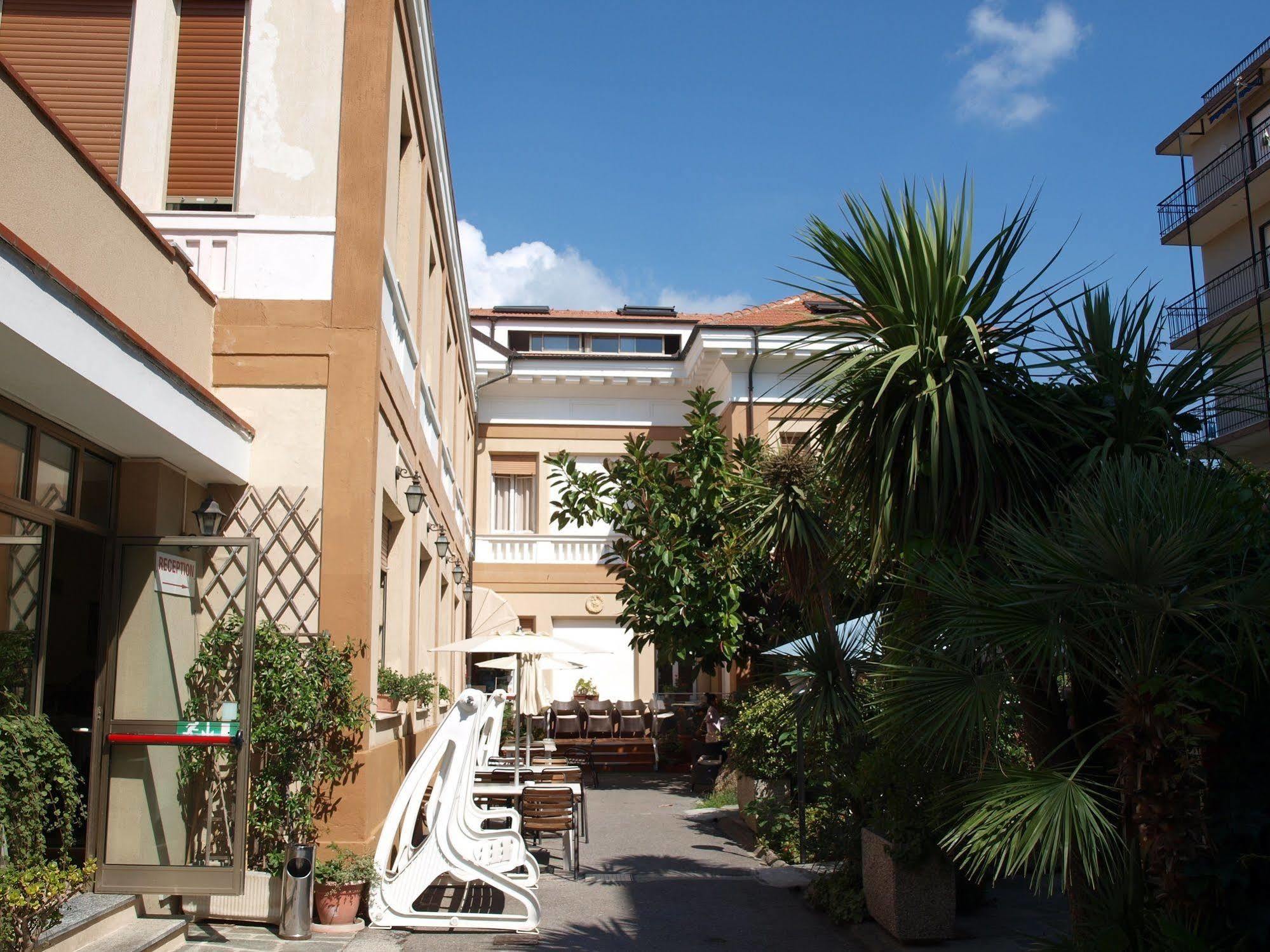 Hotel Delle Rose San Bartolomeo Al Mare Buitenkant foto