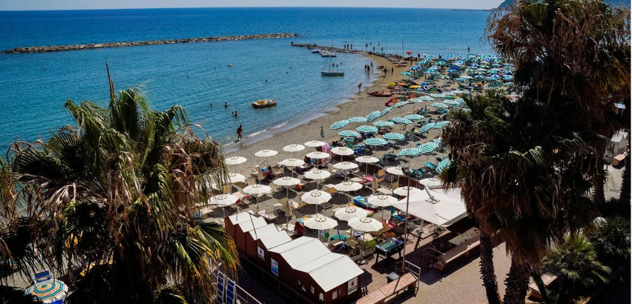 Hotel Delle Rose San Bartolomeo Al Mare Buitenkant foto